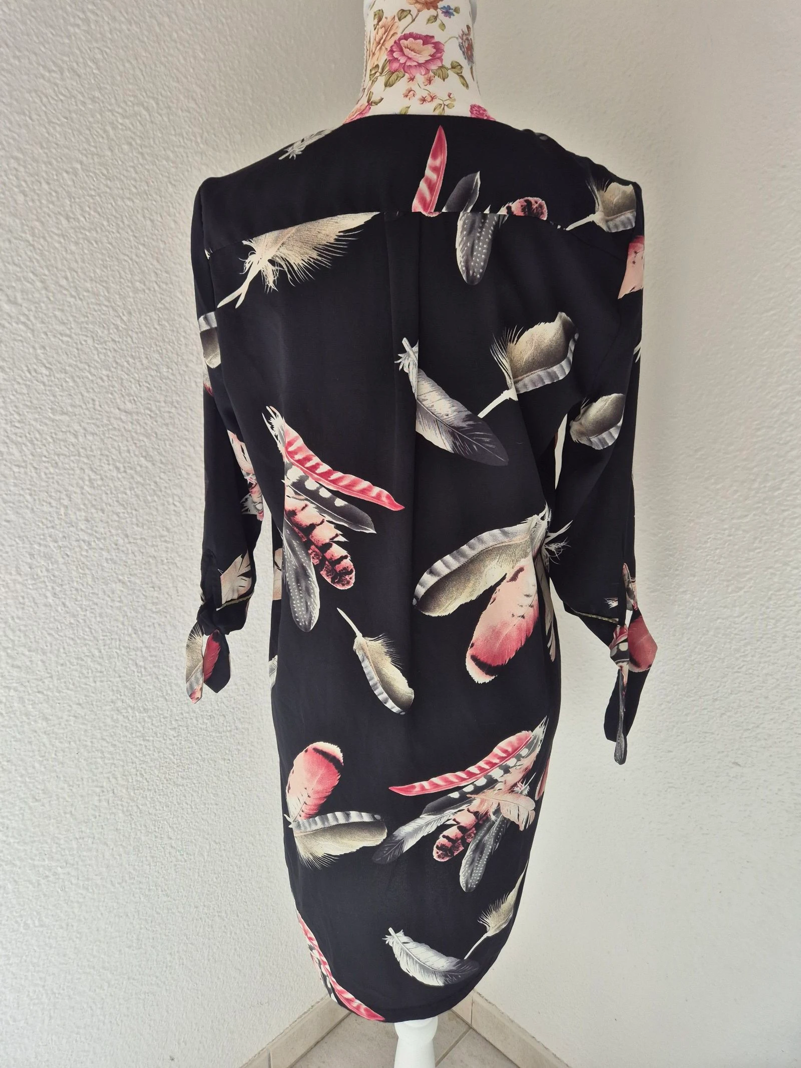 🖤 Vestido Vie Ta Vie preto com estampa de penas tamanho 1 (36/38) gola V mangas amarradas estilo boêmio chique – photo 6